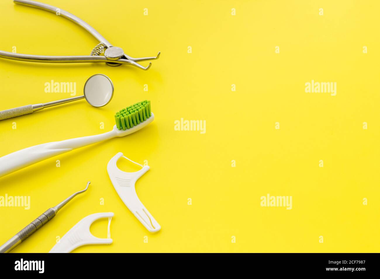 Concetto di pulizia orale con spazzolini da denti, filo interdentale, polvere dentale Foto Stock