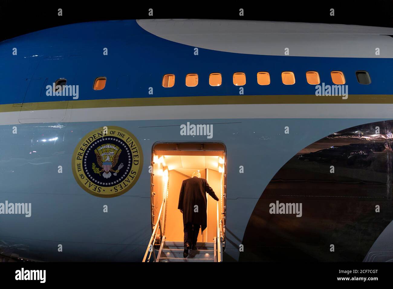 Il presidente Donald J. Trump parte dalla base dell'aeronautica militare Peterson in rotta Las Vegas, NV 20 febbraio 2020, a Colorado Springs, CO. (Foto ufficiale della Casa Bianca di Shealah Craighead) Foto Stock