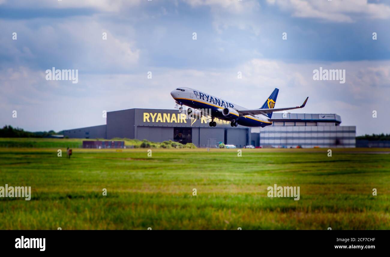 LONDRA, REGNO UNITO - 21 ottobre 2019: Un Ryanair Boeing 737-800 decade da Stansted proprio accanto al quartier generale e agli hangar Ryanair, mostrando lo shimming termico del motore Foto Stock