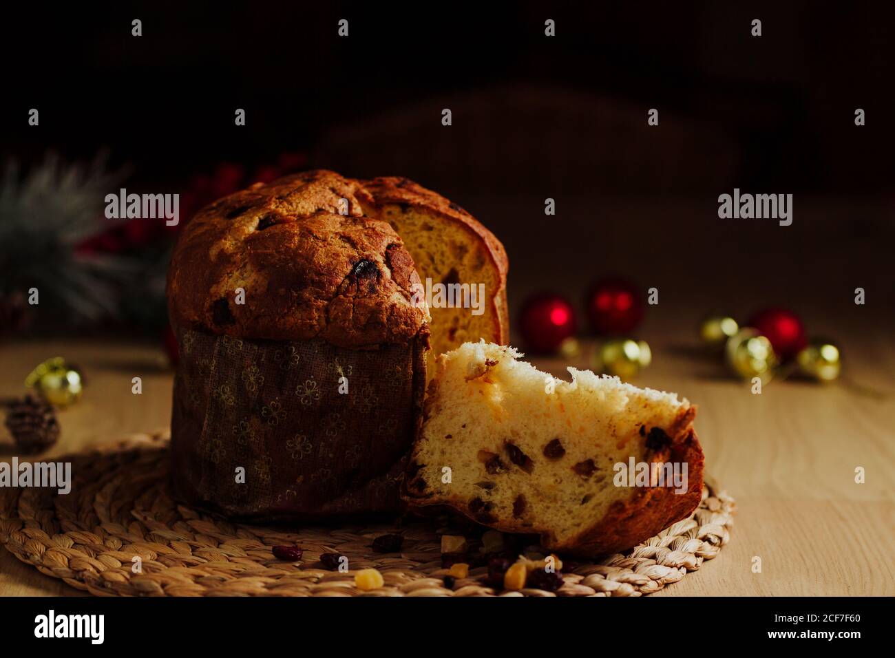 Torta Panettone e affettare con uvetta su sfondo scuro. Spazio vuoto per il testo Foto Stock