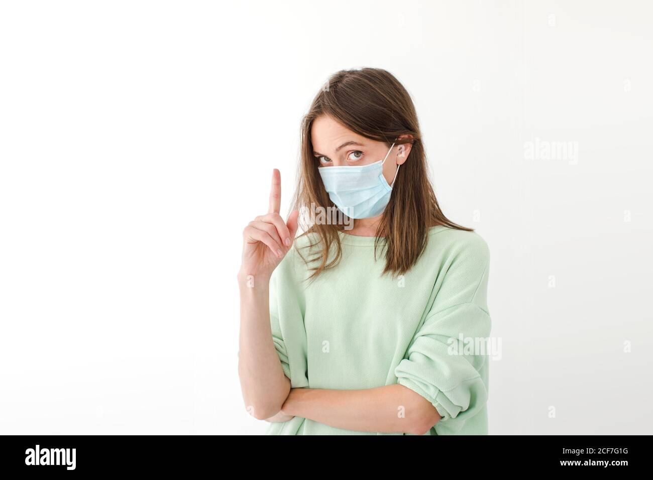 Donna in maschera medica in studio Foto Stock