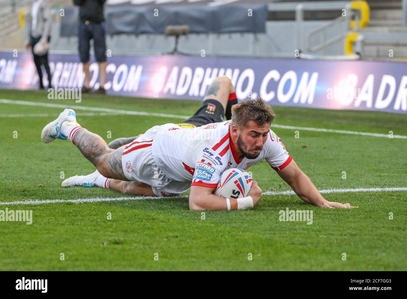 Greg Minikin (5) di Hull KR si rompe per andare è finita per provare Foto Stock