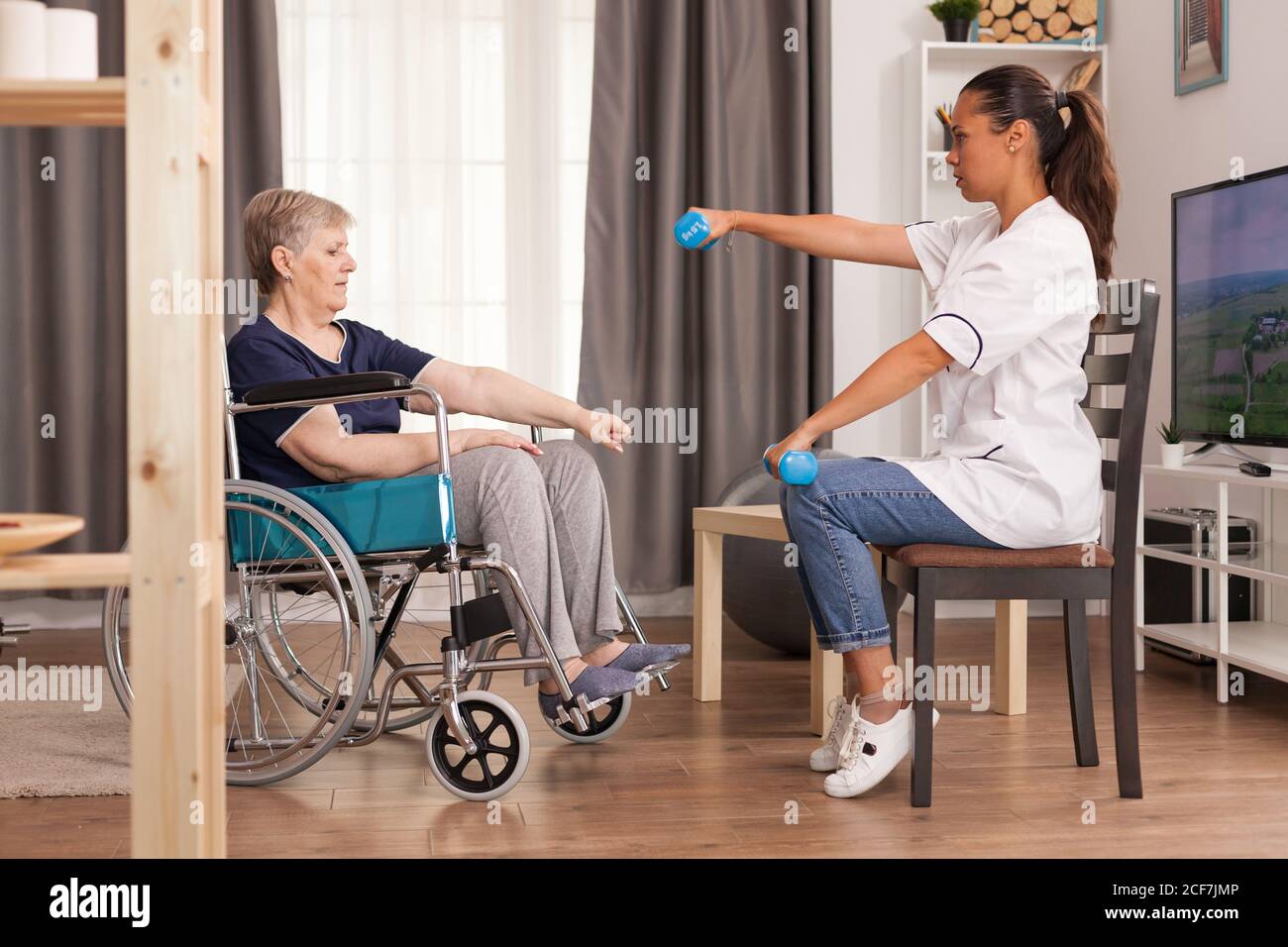 Disabile anziano ricoverato infermiera di aiuto professionale, cura di casa di riposo e riabilitazione Foto Stock