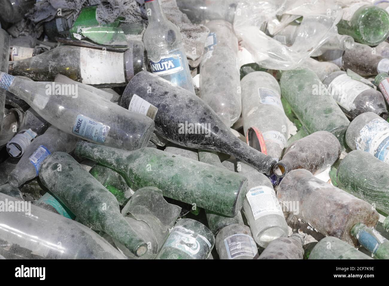 Bucarest, Romania - 1 settembre 2020: Le bottiglie vuote vengono accumulate in un impianto di riciclaggio del vetro. Foto Stock