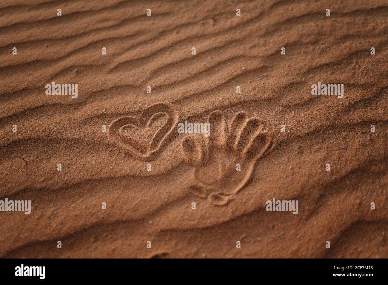 Da sopra Stampa a mano in sabbia e cuore dipinta dal dito a Fuerteventura, Las Palmas, Spagna Foto Stock