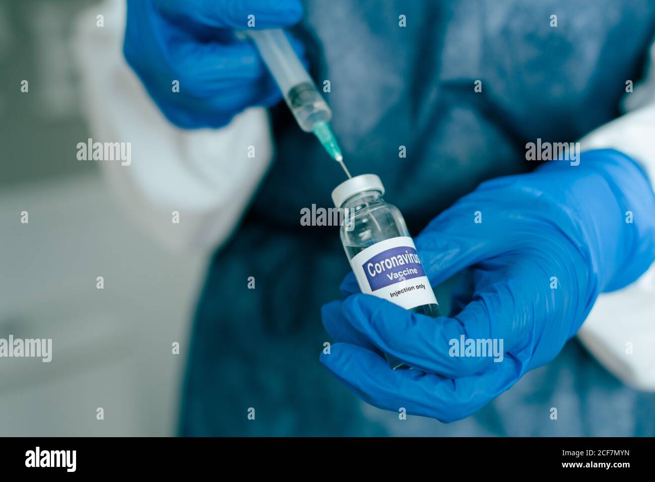 Siringa di riempimento infermiere con liquido vaccino Foto Stock
