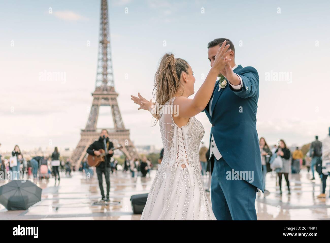 Sposo in abito da sposa blu in abito da sposa bianco avere danza lenta  sorridente e guardarsi l'un l'altro con Torre Eiffel sullo sfondo a Parigi  Foto stock - Alamy