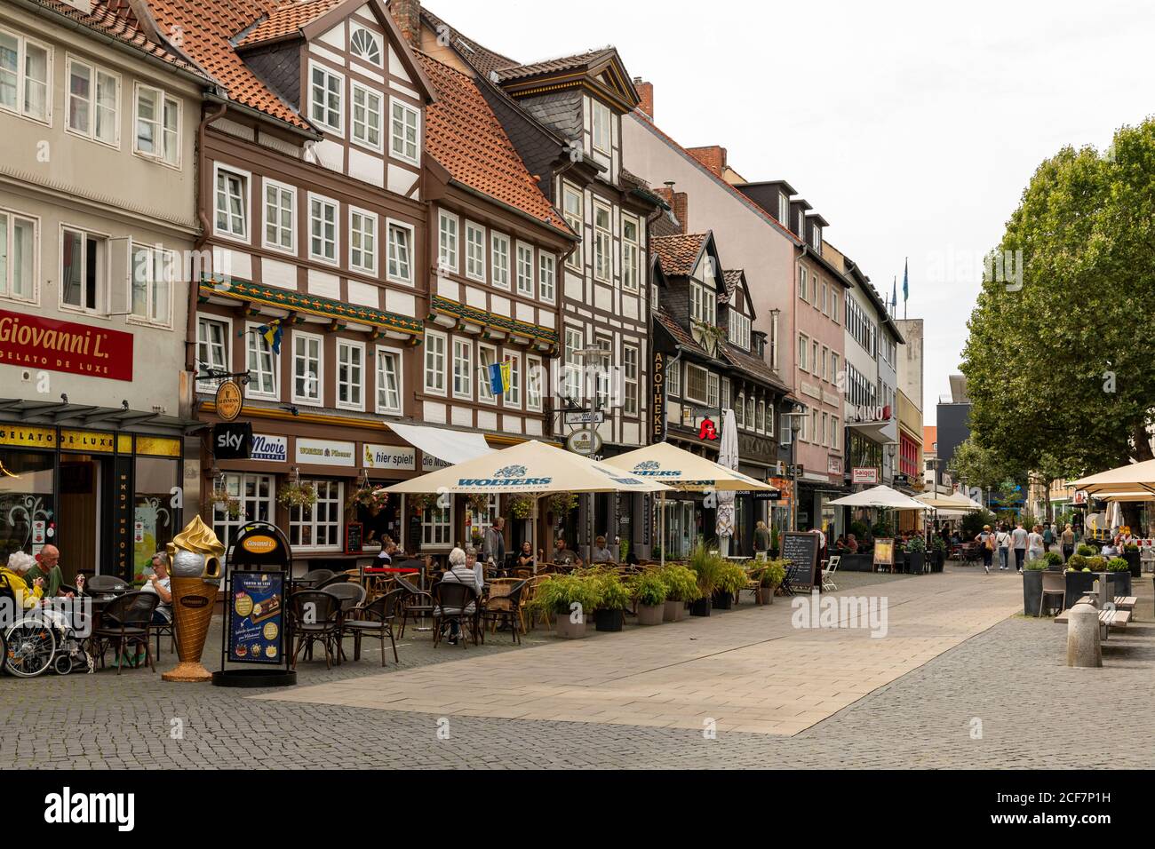 La gente sta godendo gli ultimi giorni caldi di estate nella città vecchia di Braunschweig. Molti hanno shopping e mangiare fuori sul programma. Foto Stock