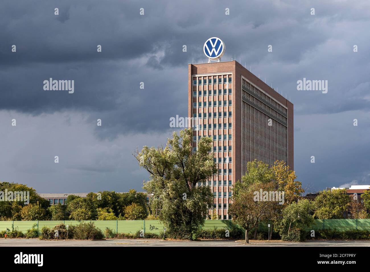 La vecchia sede della Volkswagen Corporation è un punto di riferimento visibile a Wolfsburg. La nuova sede è molto più discreta e non altrettanto importante. Foto Stock