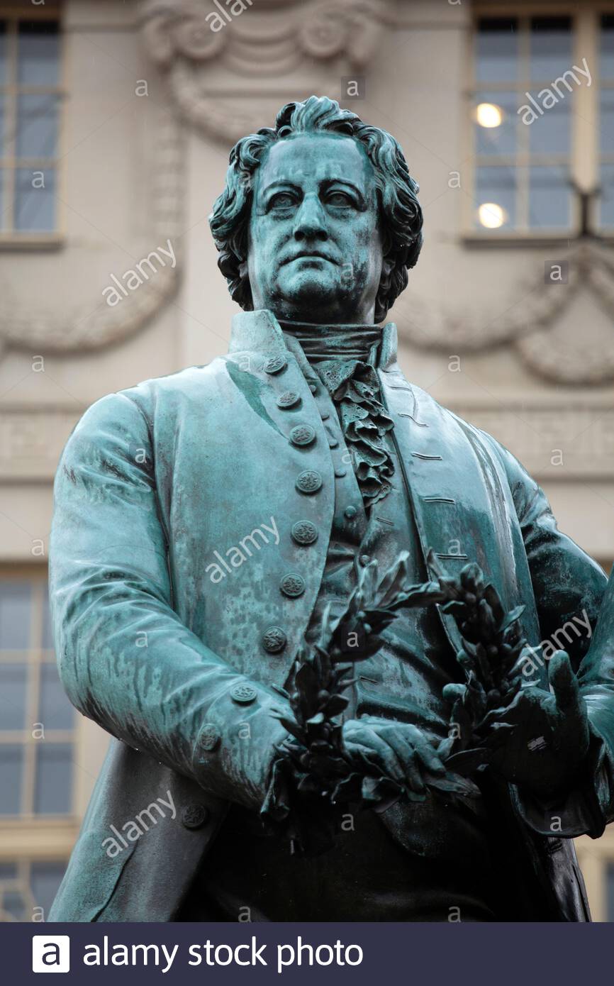 Una statua dell'autore tedesco Goethe nella piazza principale di Weimar, in Germania Foto Stock