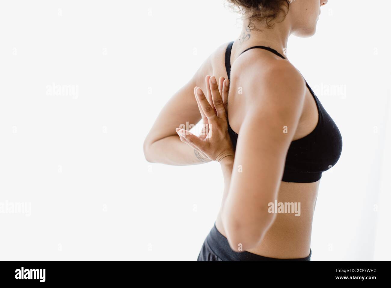 Sportiva Donna che esegue yoga posa in camera Foto Stock