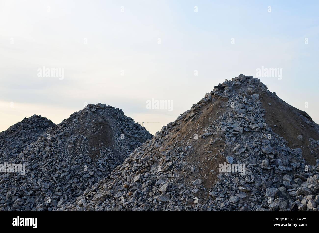 Calcestruzzo riciclato aggregato RCA che è prodotto dalla frantumazione di calcestruzzo rigenerato da edifici in calcestruzzo, lastre, ponti, autostrade demolite. Di Foto Stock