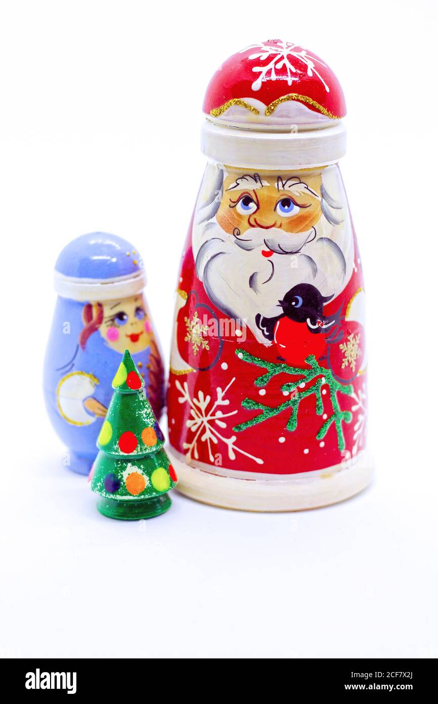 Bambole di legno russo - matrioshka. Padre Frost, Snow-Maiden e albero di nuovo anno. Souvenir famosi dalla Russia Foto Stock