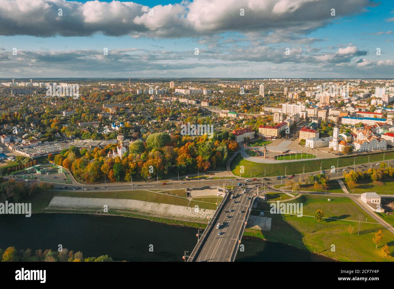 Mahiliou, Bielorussia. Il paesaggio urbano di Mogilev con il famoso punto di riferimento - il Municipio del XVII secolo. Vista aerea dello skyline in autunno. Vista dall'alto Foto Stock