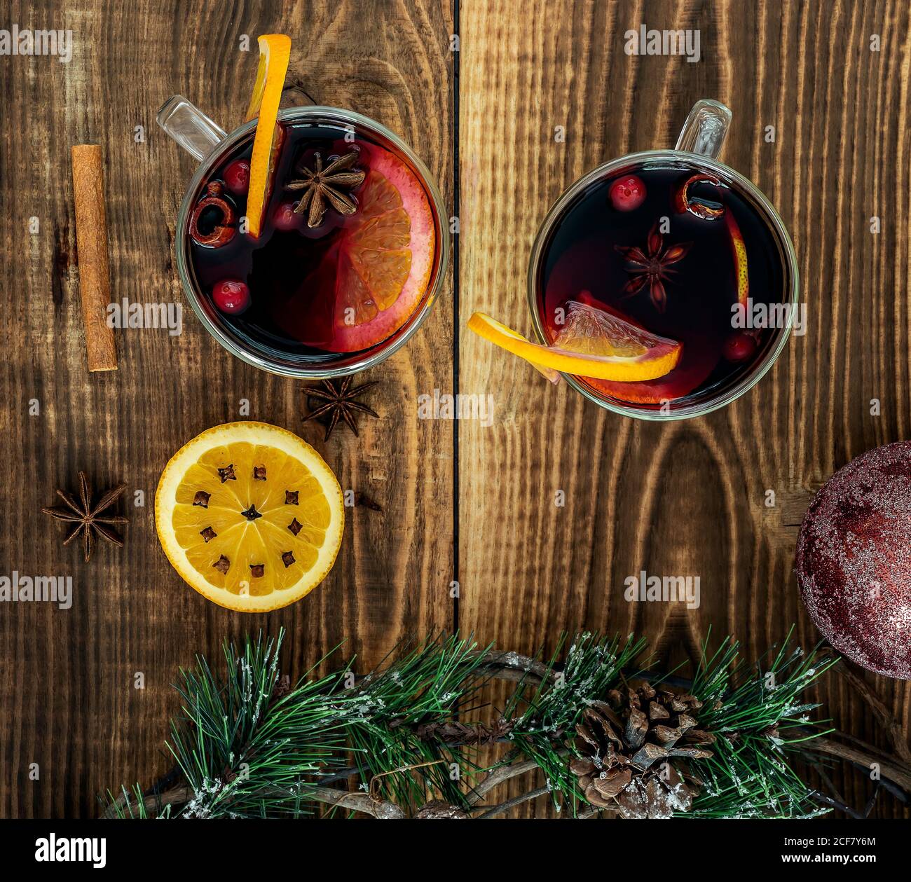 VIN brulé con arance e spezie sul tavolo di legno Foto Stock