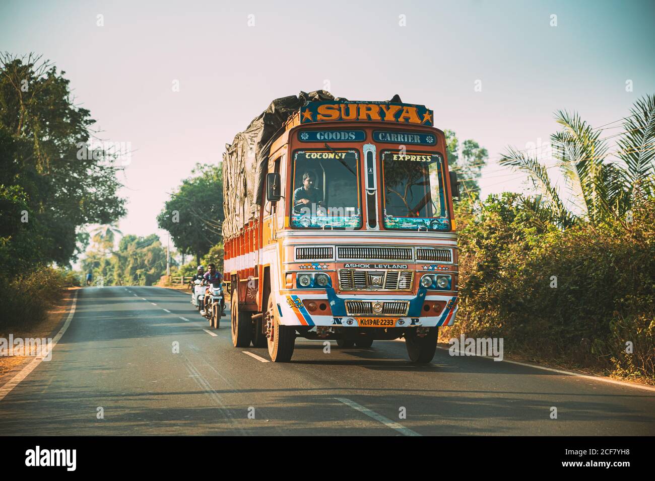 Cuncolim, Goa, India. Camion verniciato che si muove sull'autostrada della superstrada stradale. Foto Stock