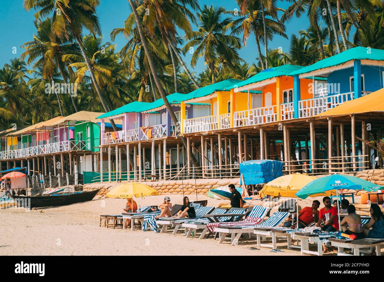 Canacona, Goa, India. Persone che riposano alla famosa spiaggia di Palolem nel giorno di sole estivo. Foto Stock