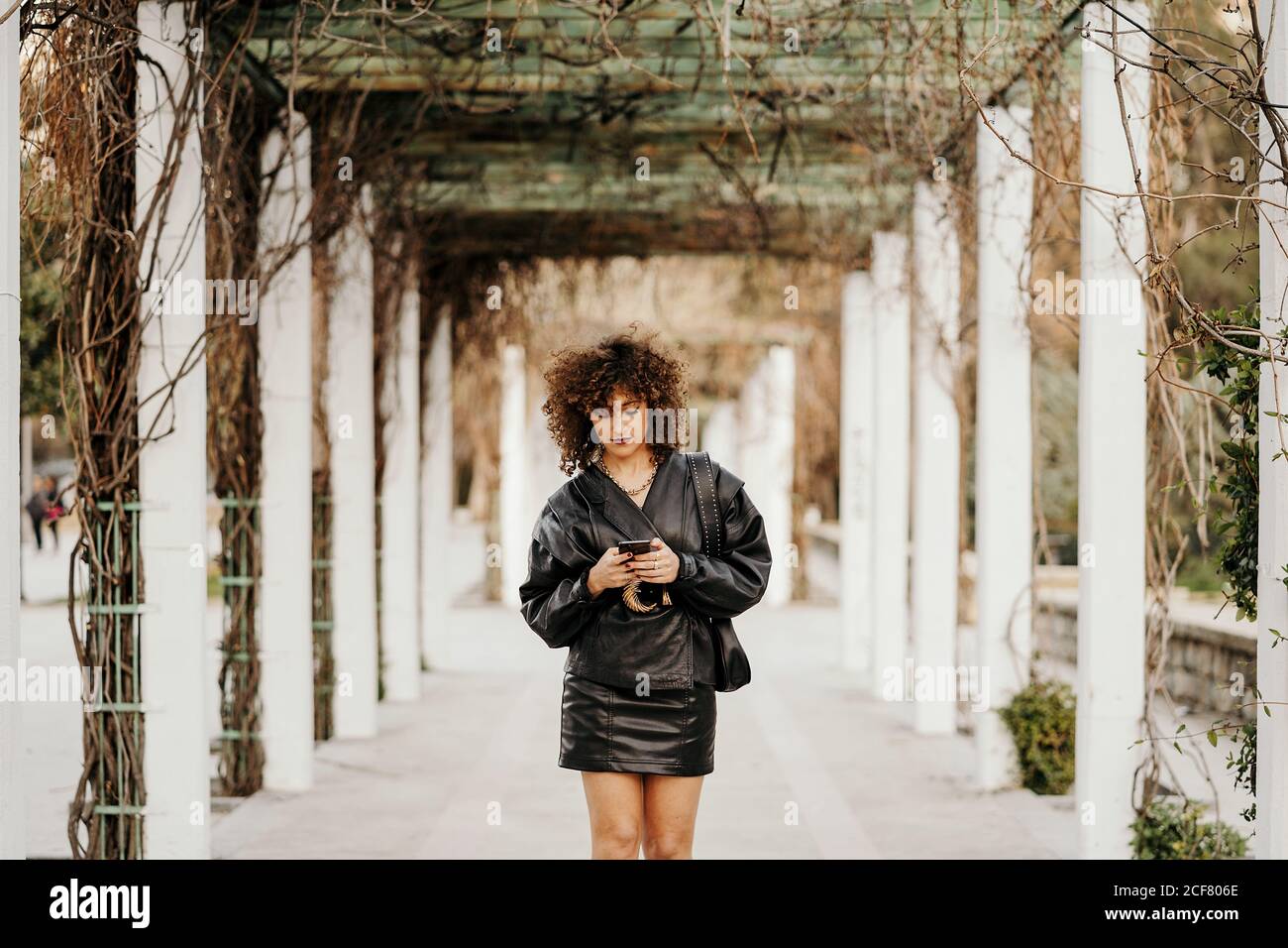 Gonna Di Pelle Nera Immagini e Fotos Stock - Alamy