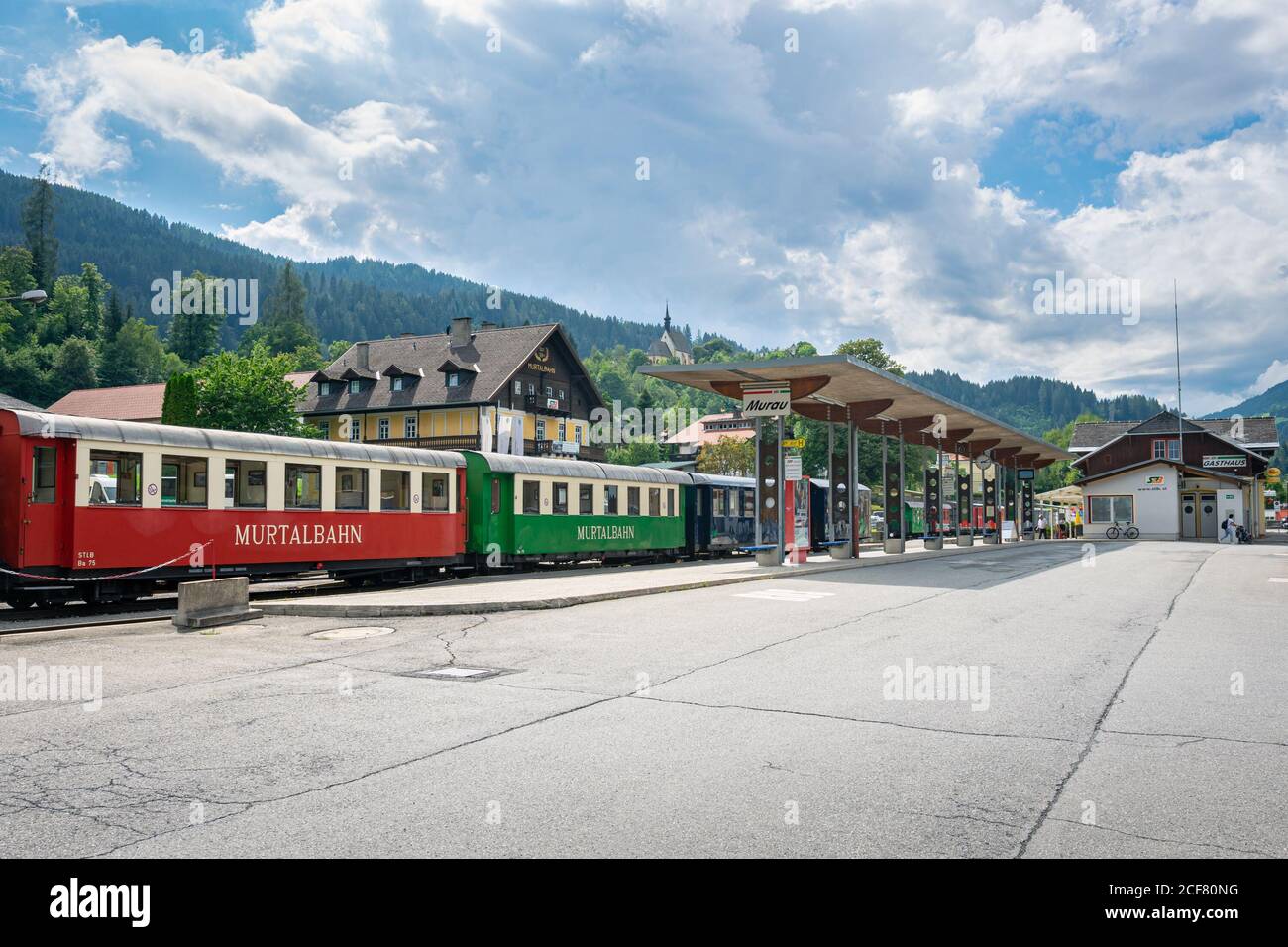 Stazione ferroviaria della città di Murau nello stato Steiermark, Austria. Il treno turistico 'Murtalbahn' vi aspetta alla stazione. Foto Stock