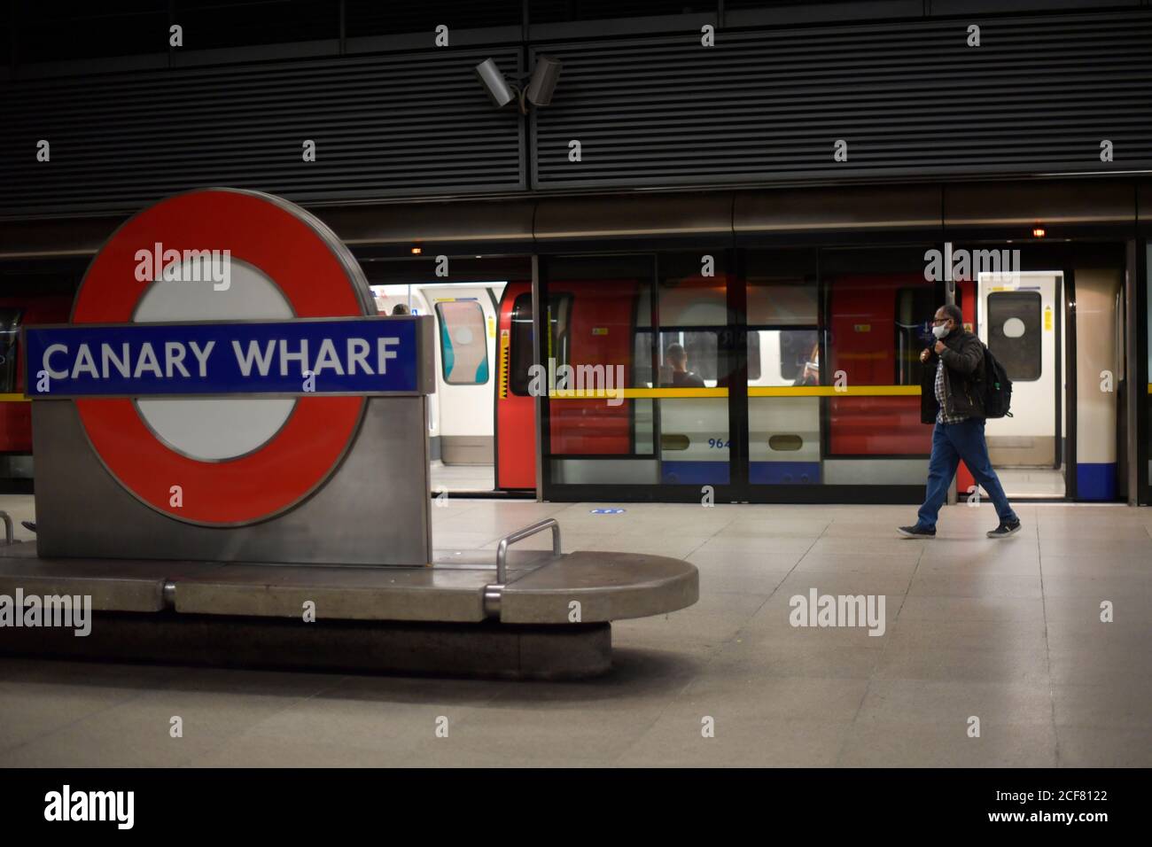 Un pendolari sul binario alla stazione della metropolitana di Canary Wharf, Londra, durante l'ora di punta del mattino. I lavoratori sono incoraggiati a tornare nei loro uffici dopo il blocco del coronavirus. Foto Stock