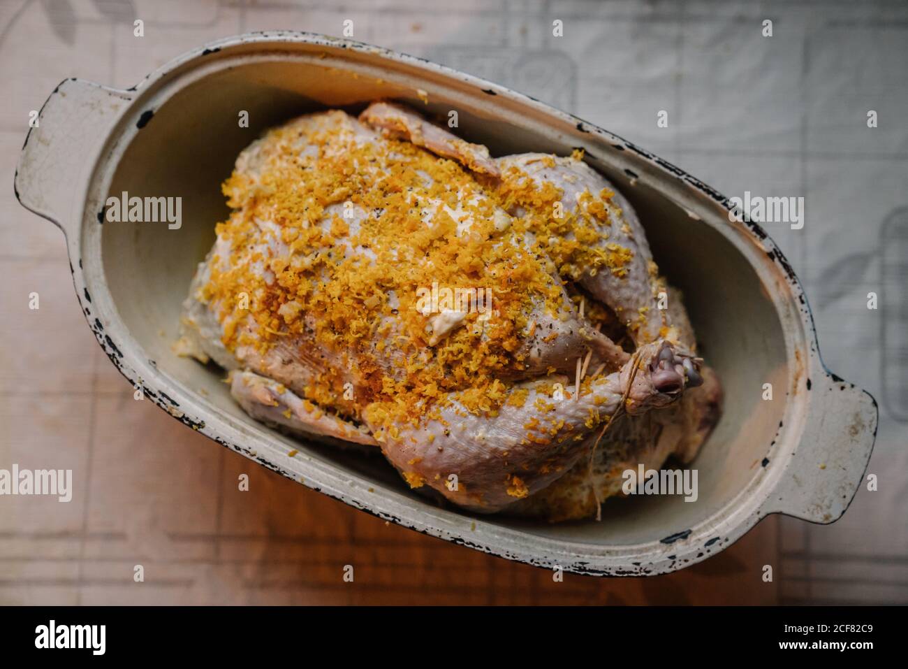 Pollo crudo con scorza d'arancia preparato per la cena casalinga Foto Stock