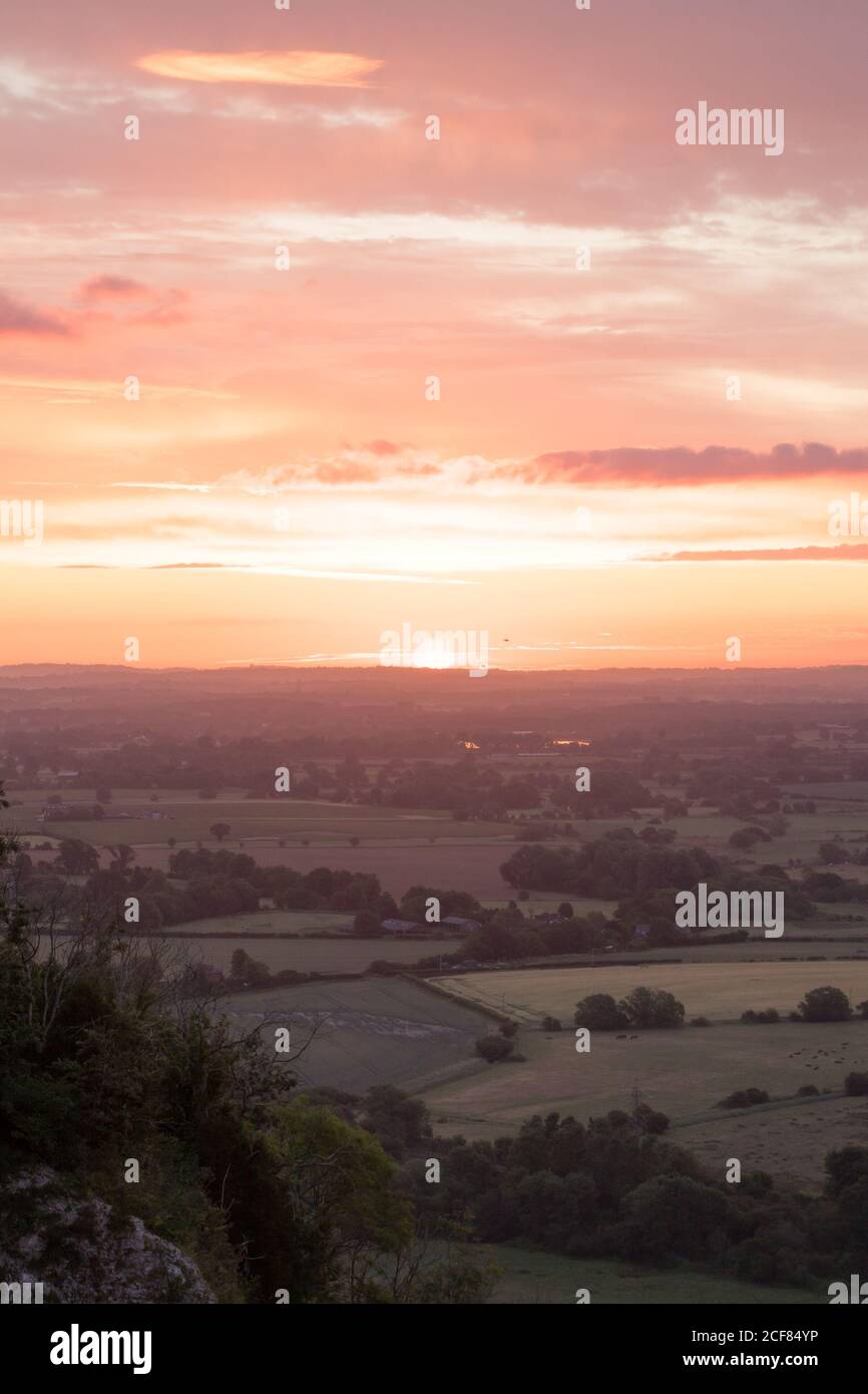 Vista dalle colline sopra Offham vicino Lewes guardando a est all'alba sul solstizio estivo. East Sussex, Regno Unito. Foto Stock