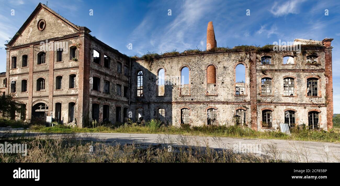 Edificio industriale abbandonato con muri in ardesia Foto Stock