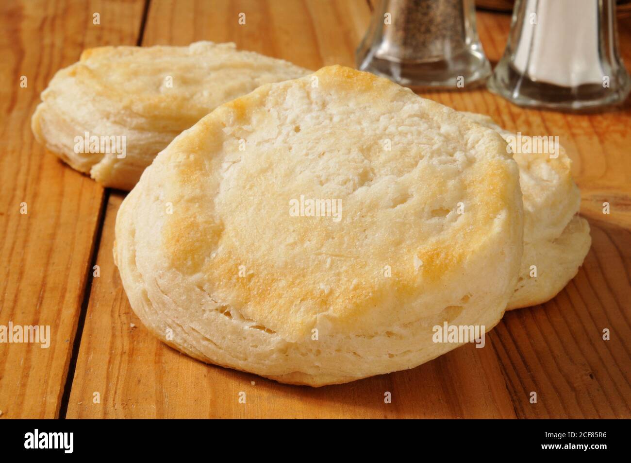 Biscotti al latticello appena sfornati su una superficie rustica in legno Foto Stock