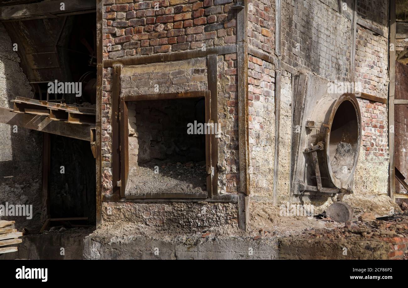 Struttura di mattoni sporchi con rifiuti situati all'interno del laboratorio di shabby di derelitto impianto industriale Foto Stock