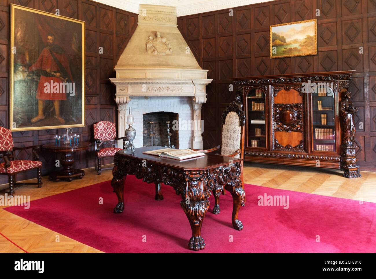 Salone d''epoca con mobili intagliati con gambe di leoni e camino in marmo nel Museo Vihorlát. Foto Stock