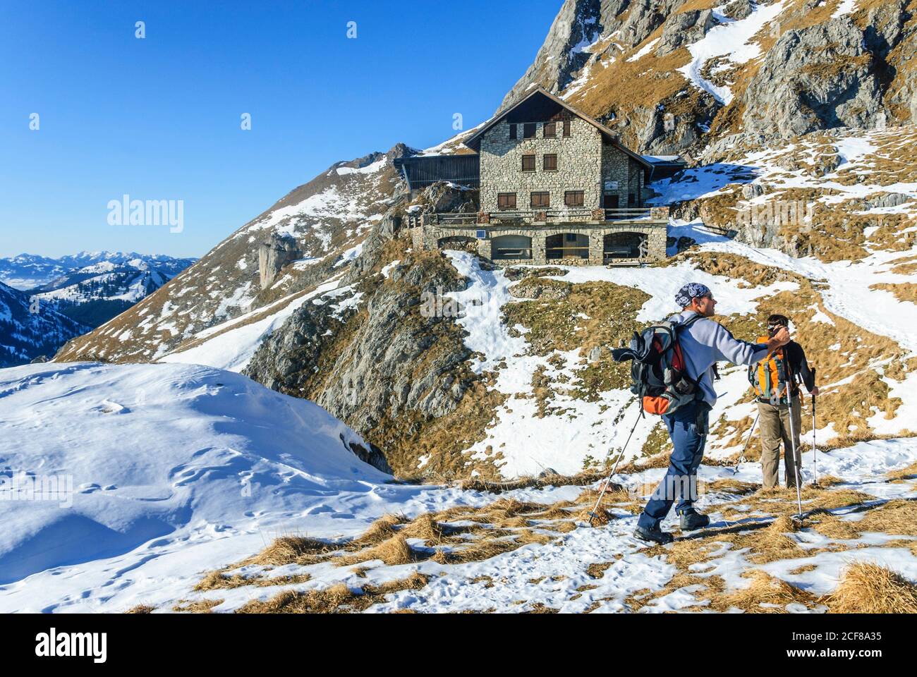 Un'escursione invernale alla cima Aggenstein nel Tannheimer tal, ancora pochissima neve nel mese di dicembre, foto-libro meteo e temperature mite ... escursionista Foto Stock