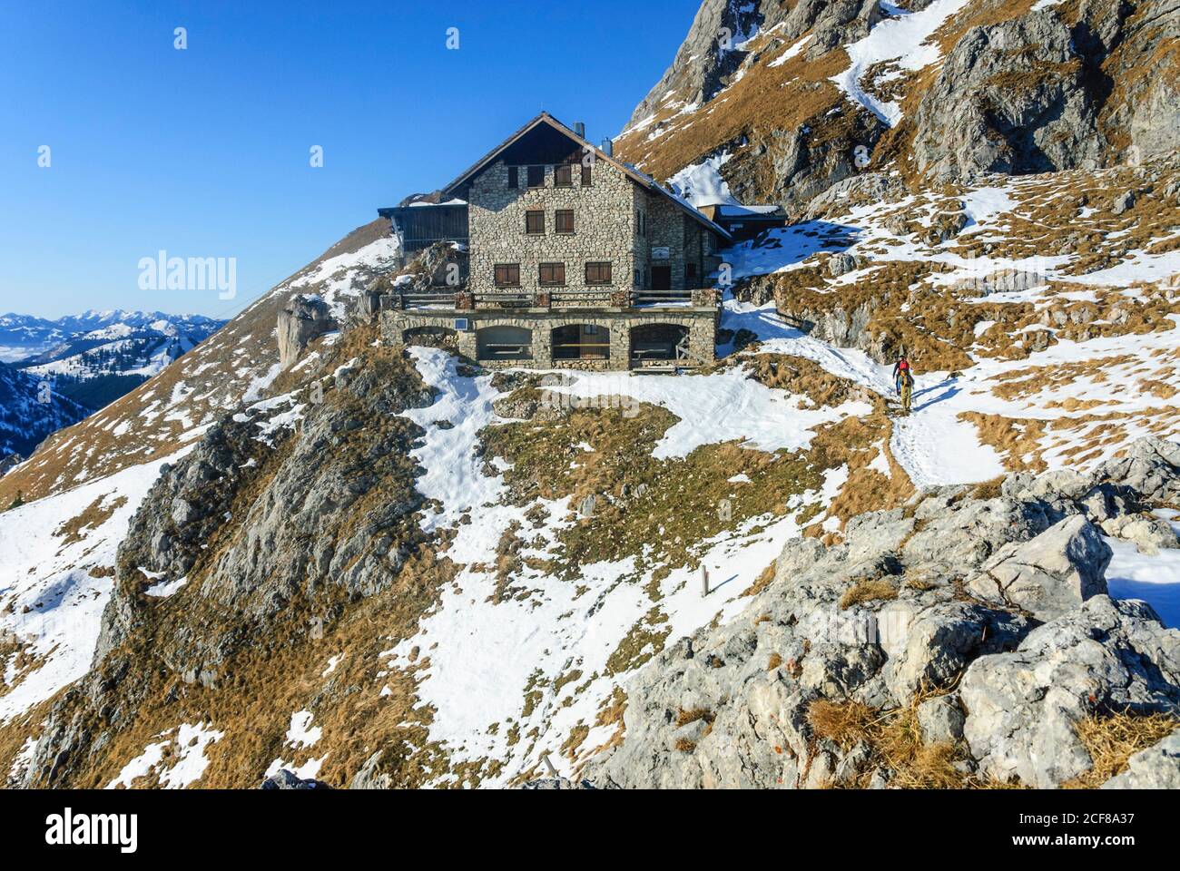 Un'escursione invernale alla cima Aggenstein nel Tannheimer tal, ancora pochissima neve nel mese di dicembre, foto-libro meteo e temperature mite ... escursionista Foto Stock