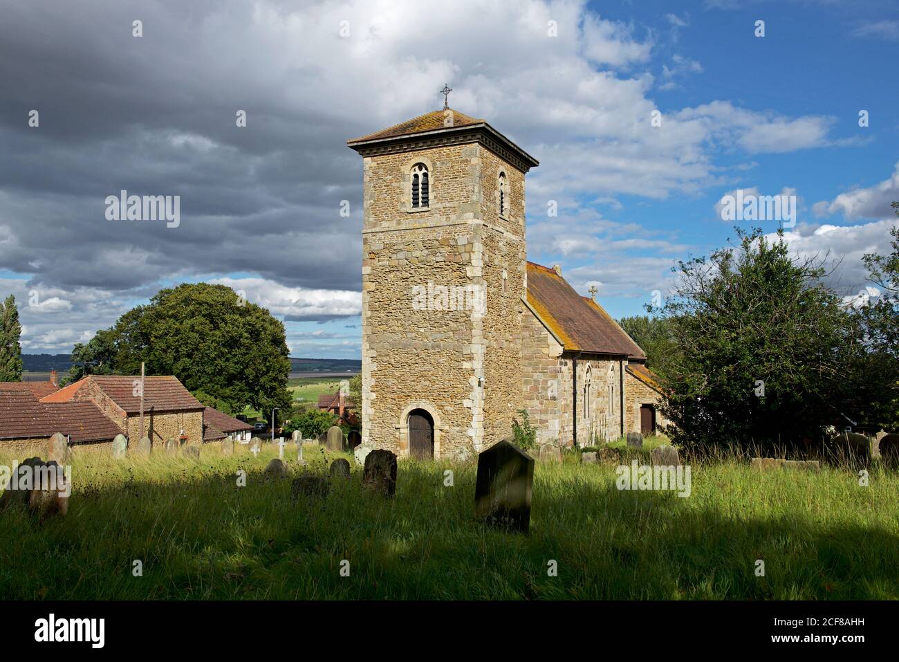 La chiesa parrocchiale di San Giovanni Battista, nel villaggio di Witton, North Lincolnshire, Inghilterra Regno Unito Foto Stock