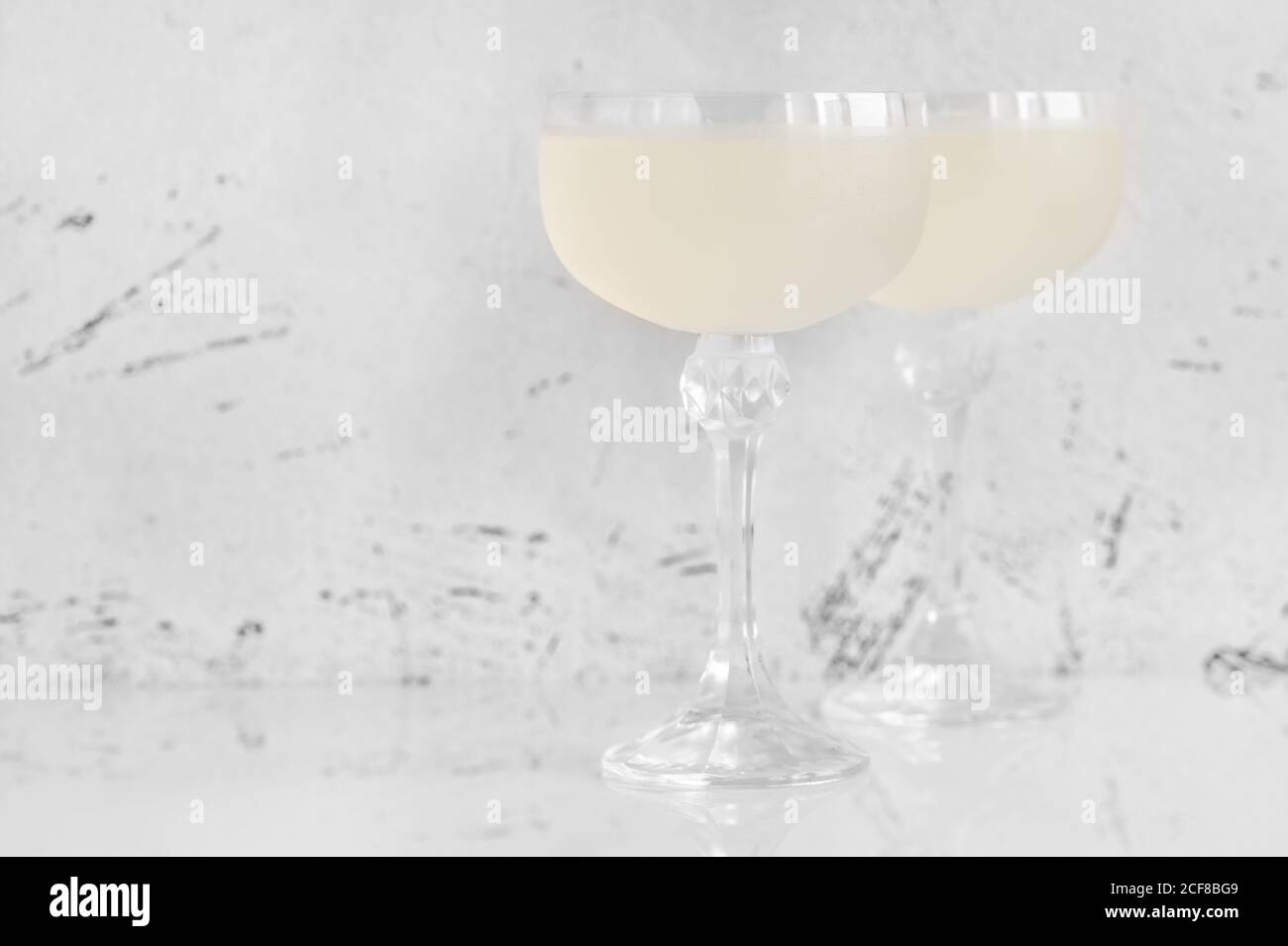 Due bicchieri di cocktail White Lady su sfondo bianco Foto Stock