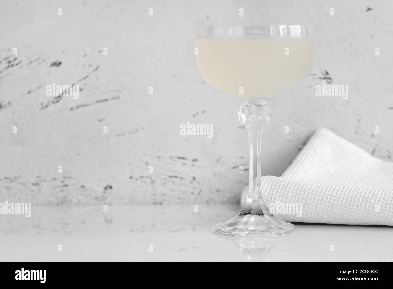 Un bicchiere di cocktail White Lady su sfondo bianco Foto Stock