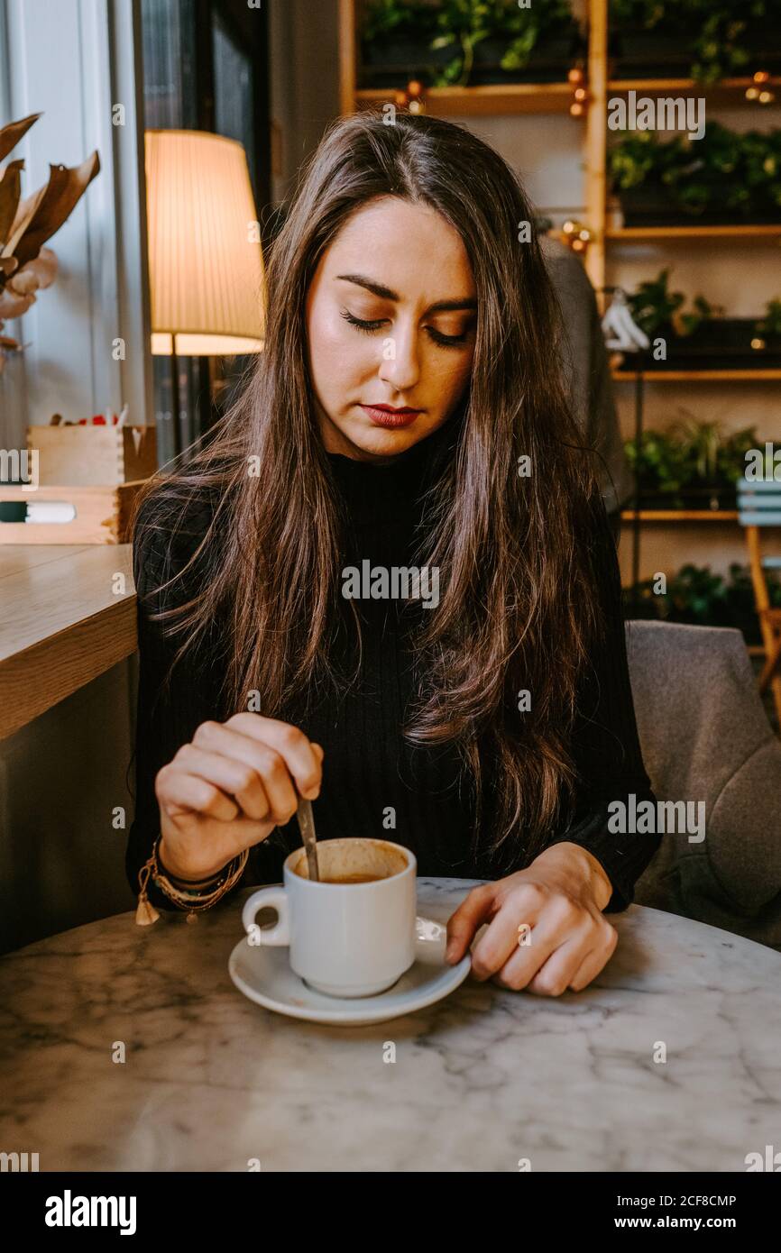 Donna di bere il caffè nella caffetteria Foto Stock