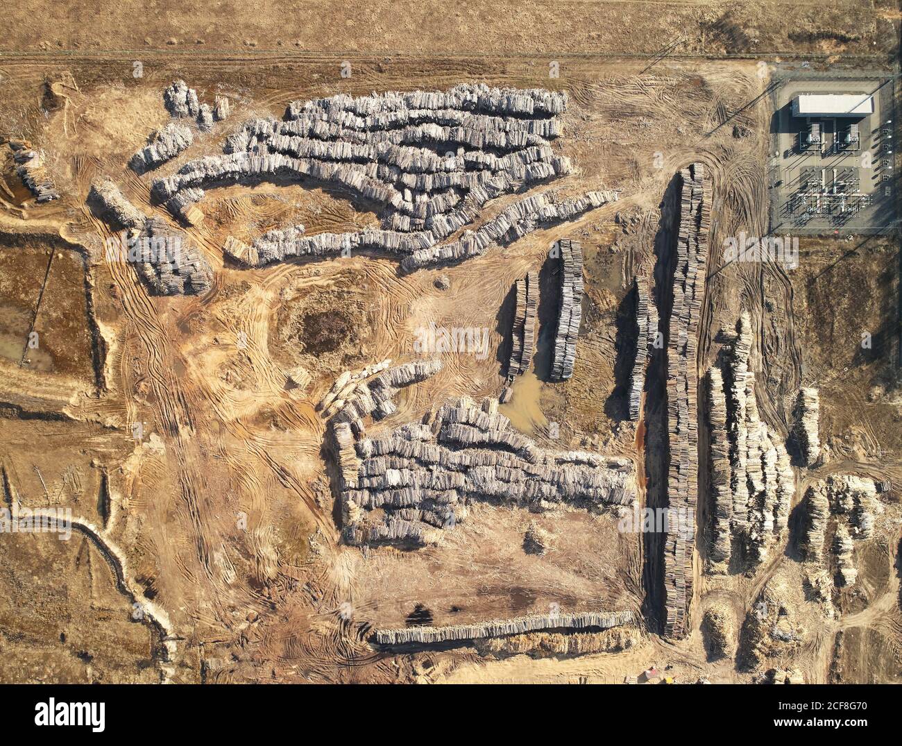 Pali di legno asciutto su campo sopra la vista superiore del drone Foto Stock