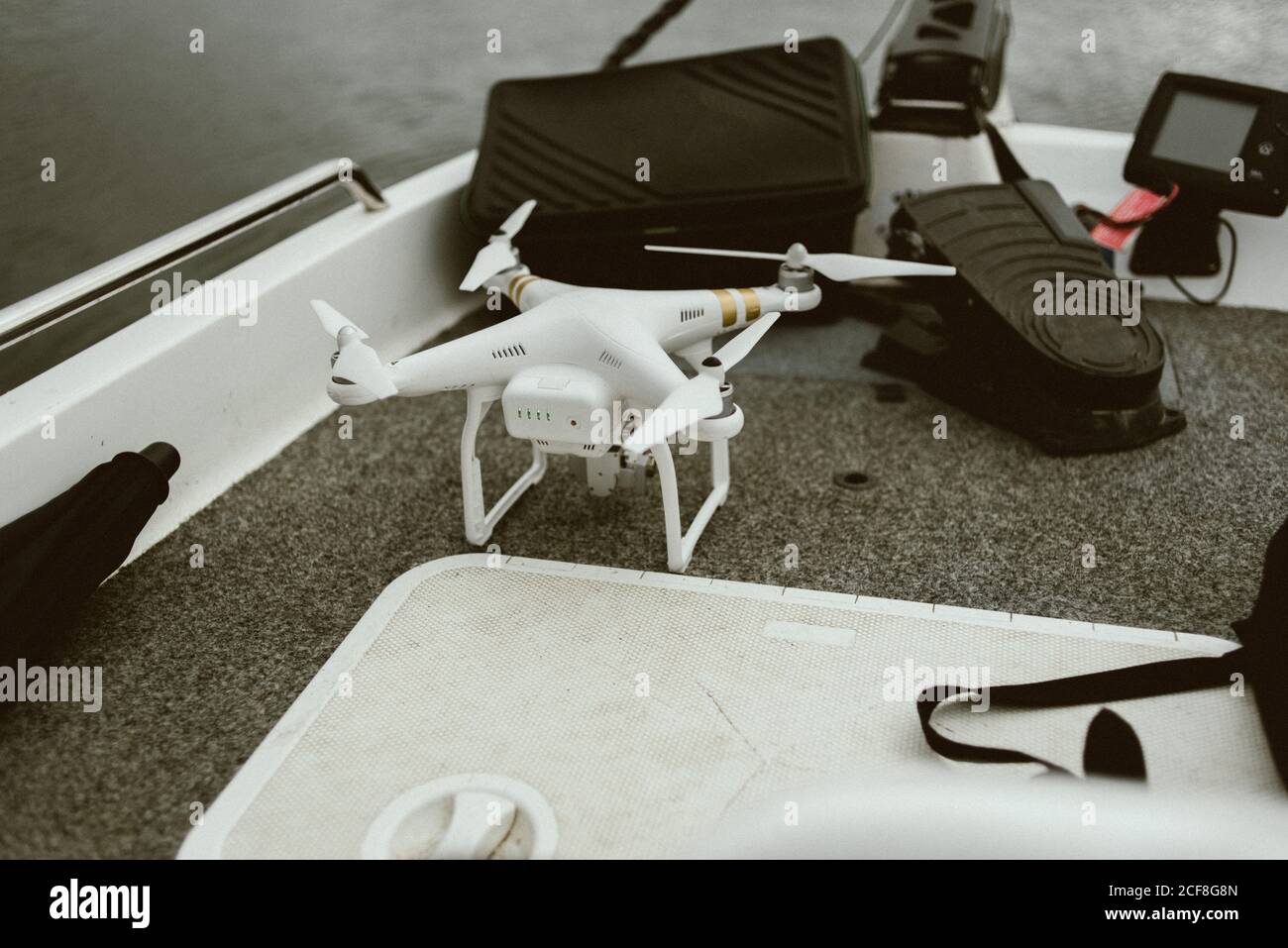 Dall'alto velivolo senza equipaggio pronto per il volo con l'intero sistema di controllo compresi sensori e schermi Foto Stock