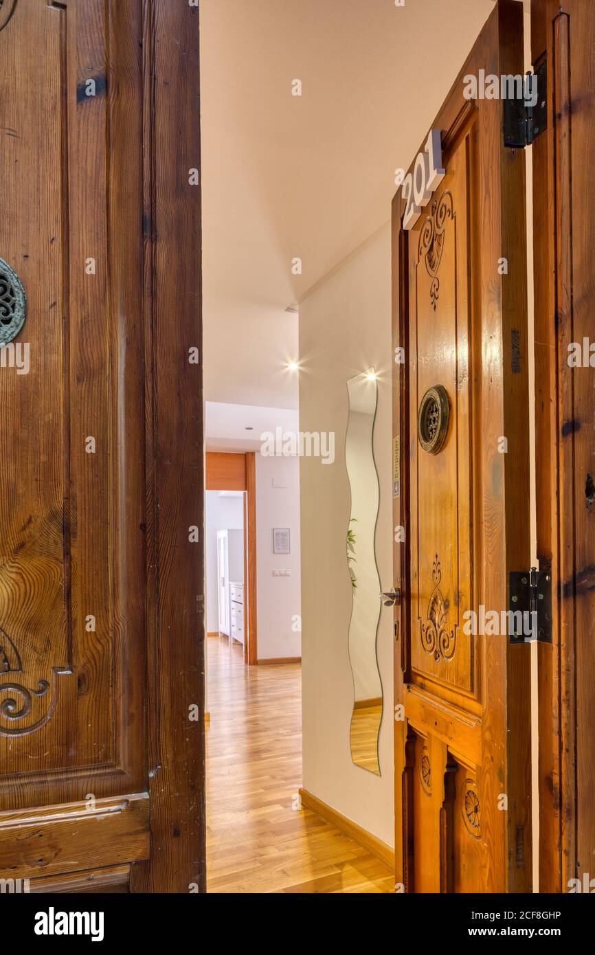Porte in legno marrone entrano nell'ingresso immagini e fotografie stock ad  alta risoluzione - Alamy