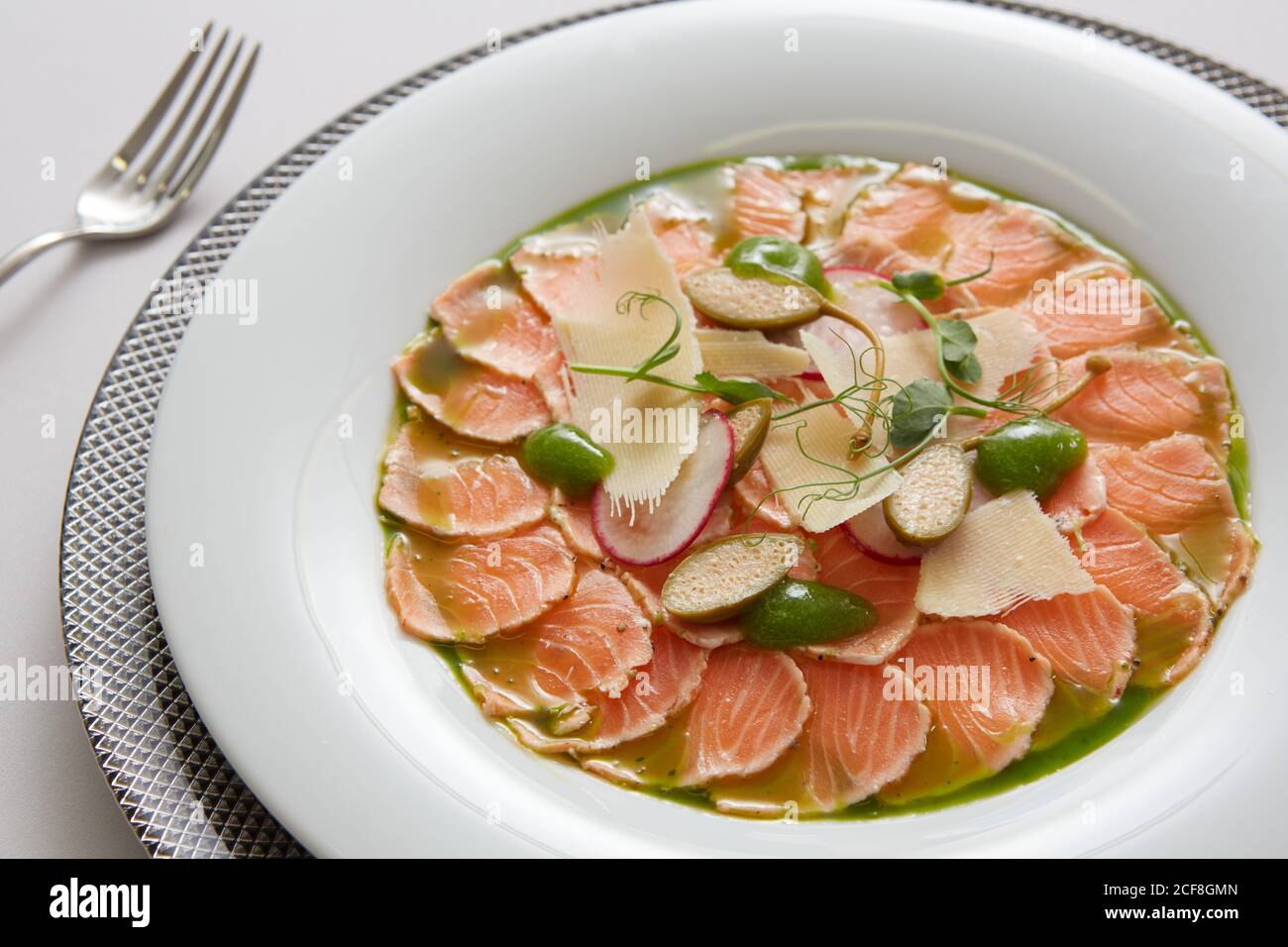 La tartare o insalata di salmone carpaccio. Profondità dof. Foto Stock