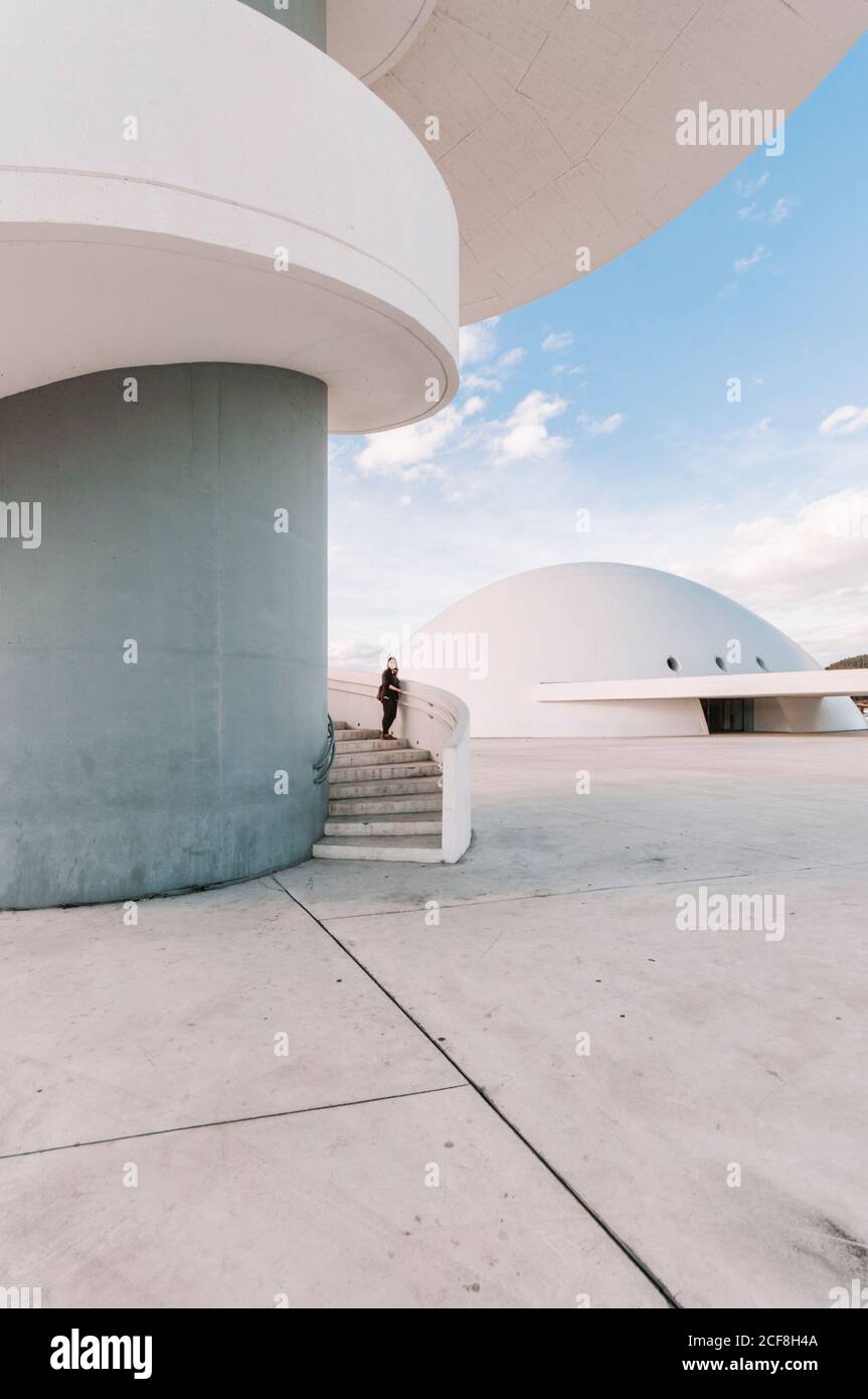 Visitatore anonimo in piedi su scala a chiocciola di edificio della Torre di cemento A Oscar Niemeyer Centro Culturale Internazionale in Spagna Foto Stock