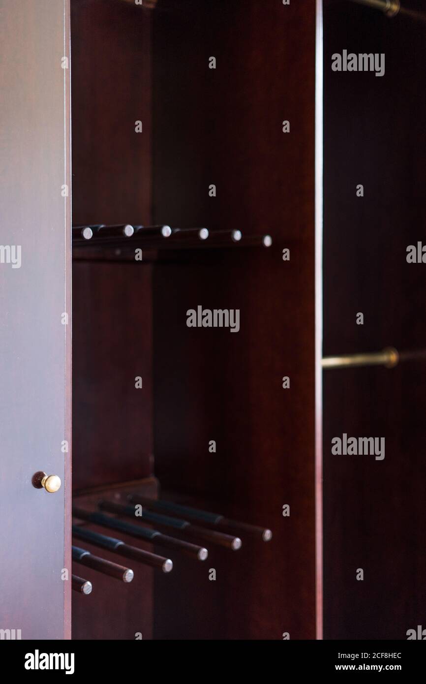 Moderna e confortevole grucce per pantaloni in armadio vuoto in legno Foto  stock - Alamy