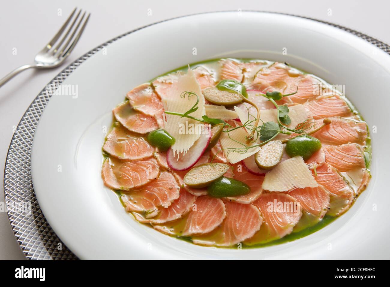 La tartare o insalata di salmone carpaccio. Profondità dof. Foto Stock