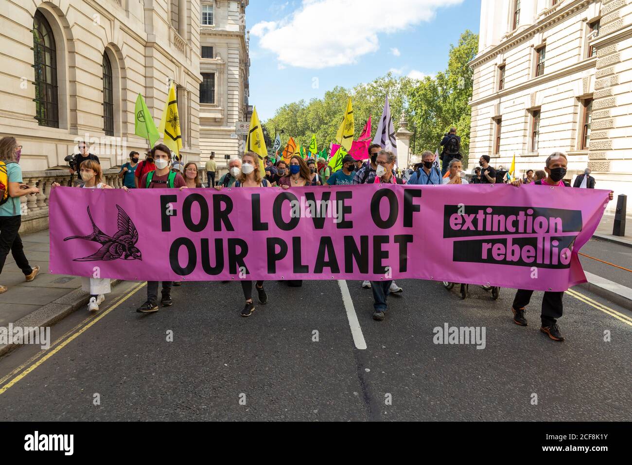Manifestanti in marcia con un banner durante la dimostrazione di Extinction Rebellion, Londra, 1° settembre 2020 Foto Stock