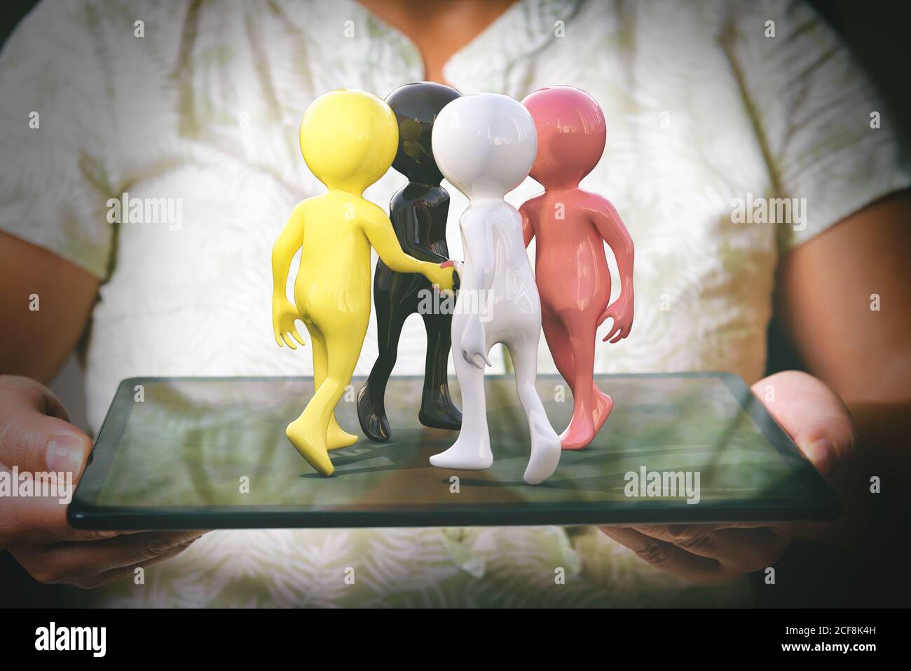 Uomini di razze diverse si trovano in cerchio sul tablet. Concetto di multiculturalismo, comprensione tra razze e pace, scambio internazionale e. Foto Stock
