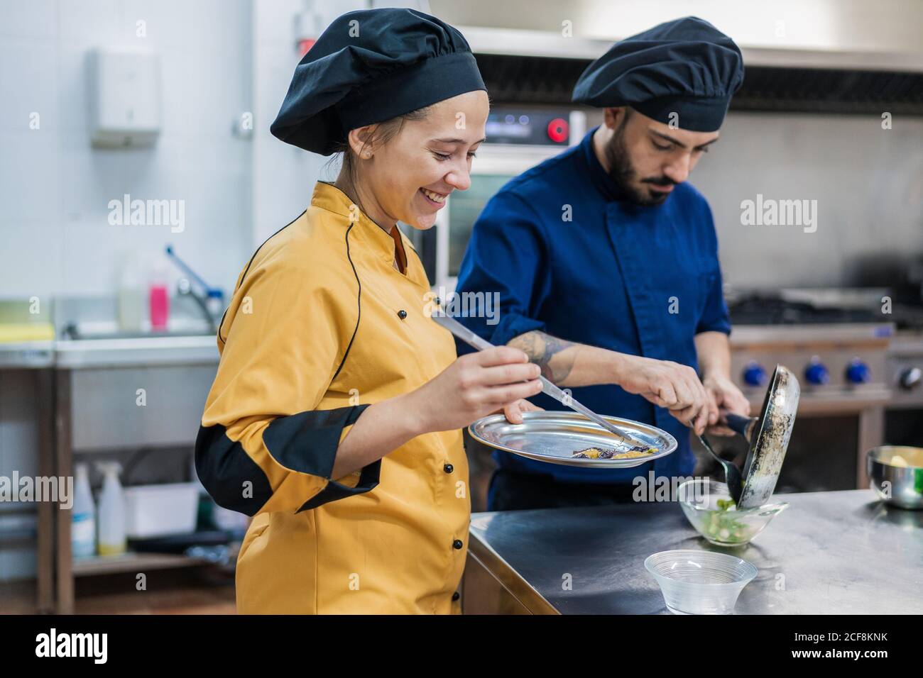 Chef professionisti che preparano il piatto nella cucina del ristorante Foto Stock