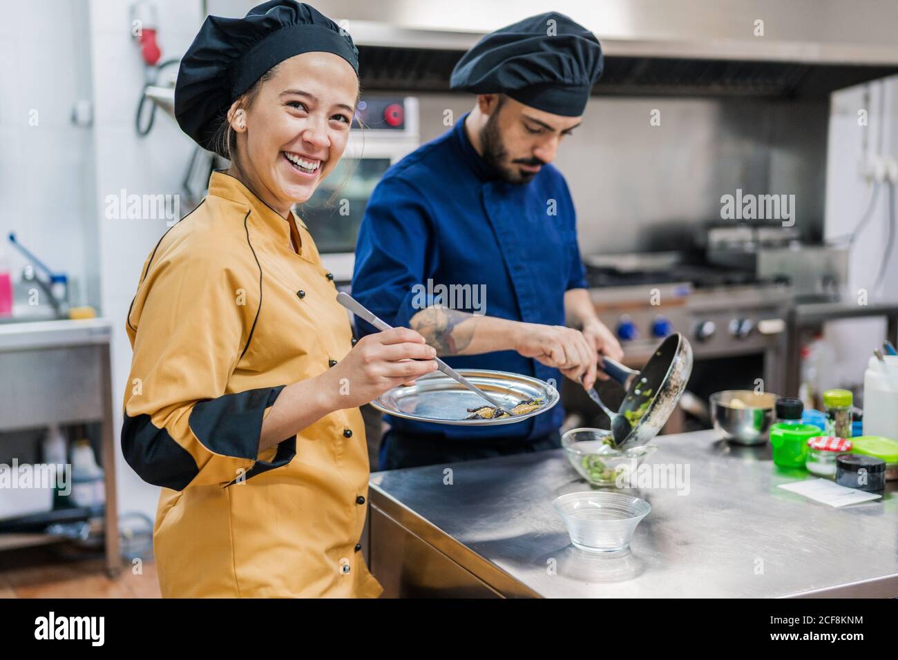 Chef professionisti che preparano il piatto nella cucina del ristorante Foto Stock