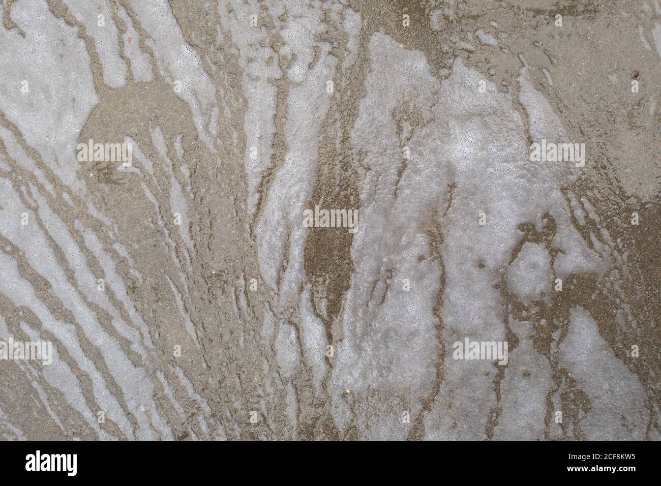 Ruscelli di schiuma sull'asfalto, consistenza di calcestruzzo bagnata.  Sfondo. Intricati motivi naturali di schiuma e bolle di sapone Foto stock -  Alamy