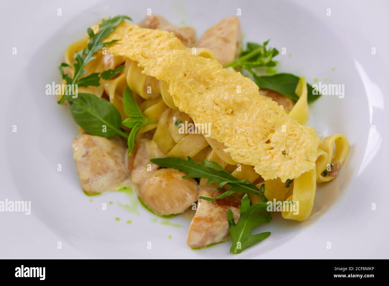 Tagliatelle con funghi, salsa alla crema, tartufo e Arugula Foto Stock