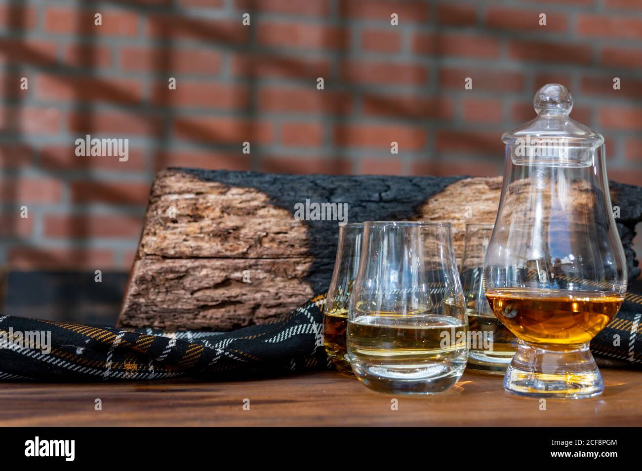 Degustazione di whisky scozzese in una vecchia casa tradizionale con ombra dalle finestre inglesi in legno Foto Stock